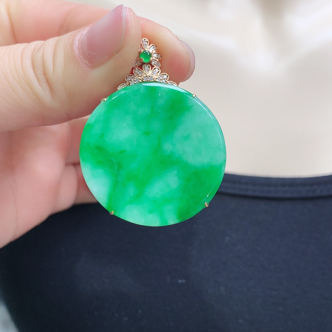 翡翠颈饰18K金镶嵌圆牌