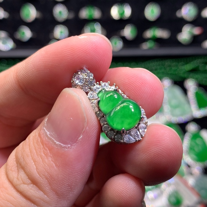 【闪购商品】翡翠颈饰银S925镶嵌绿葫芦