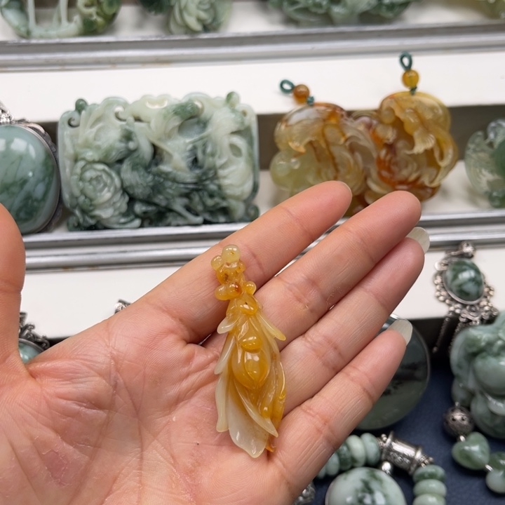 透闪石-蛇纹石玉颈饰未镶嵌