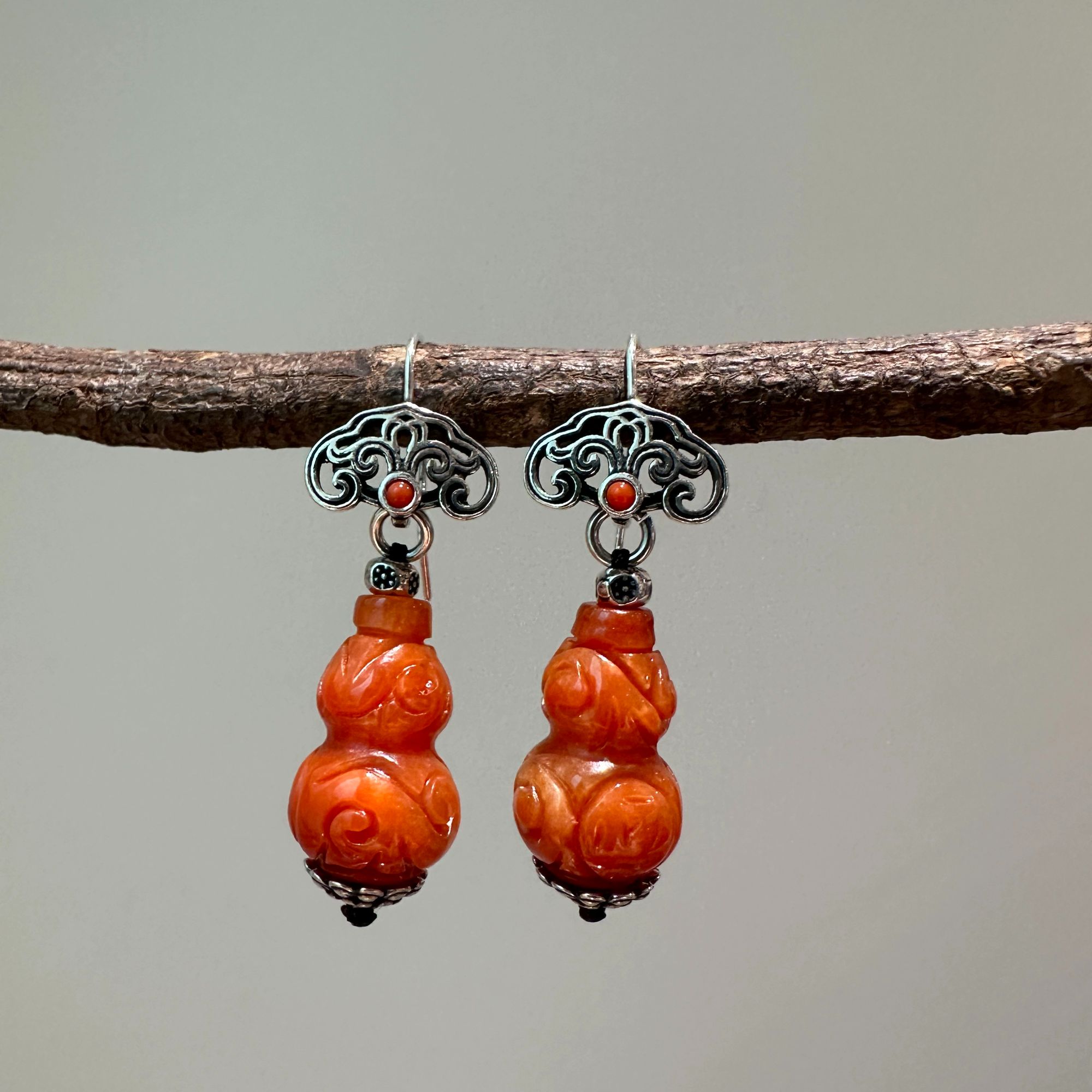 E26349<晶贵坊>s925银翡翠葫芦南红镶嵌镂空如意耳钩耳环多样性发