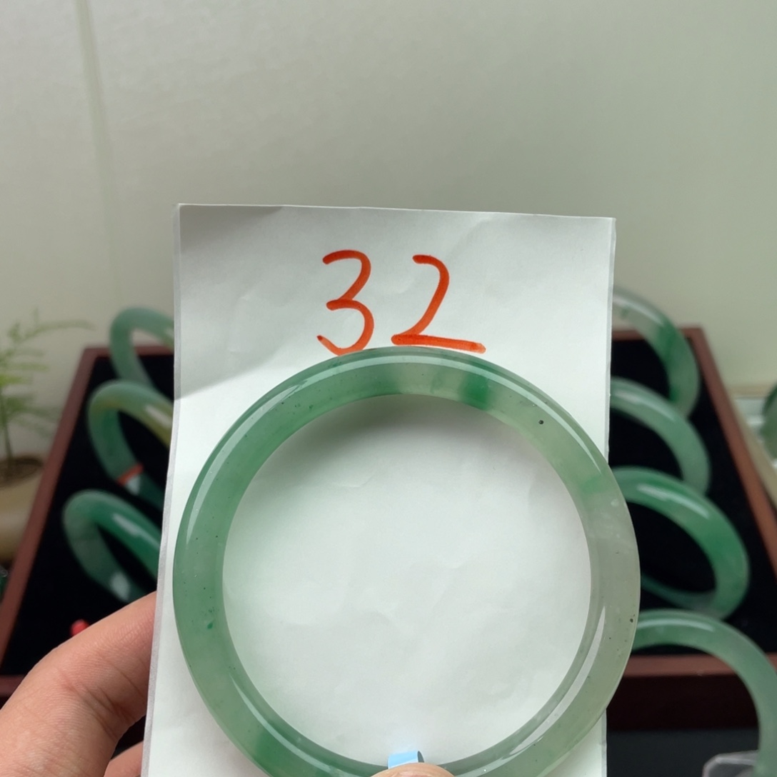 石英质玉（非洲翠）未镶嵌手镯32-62 g