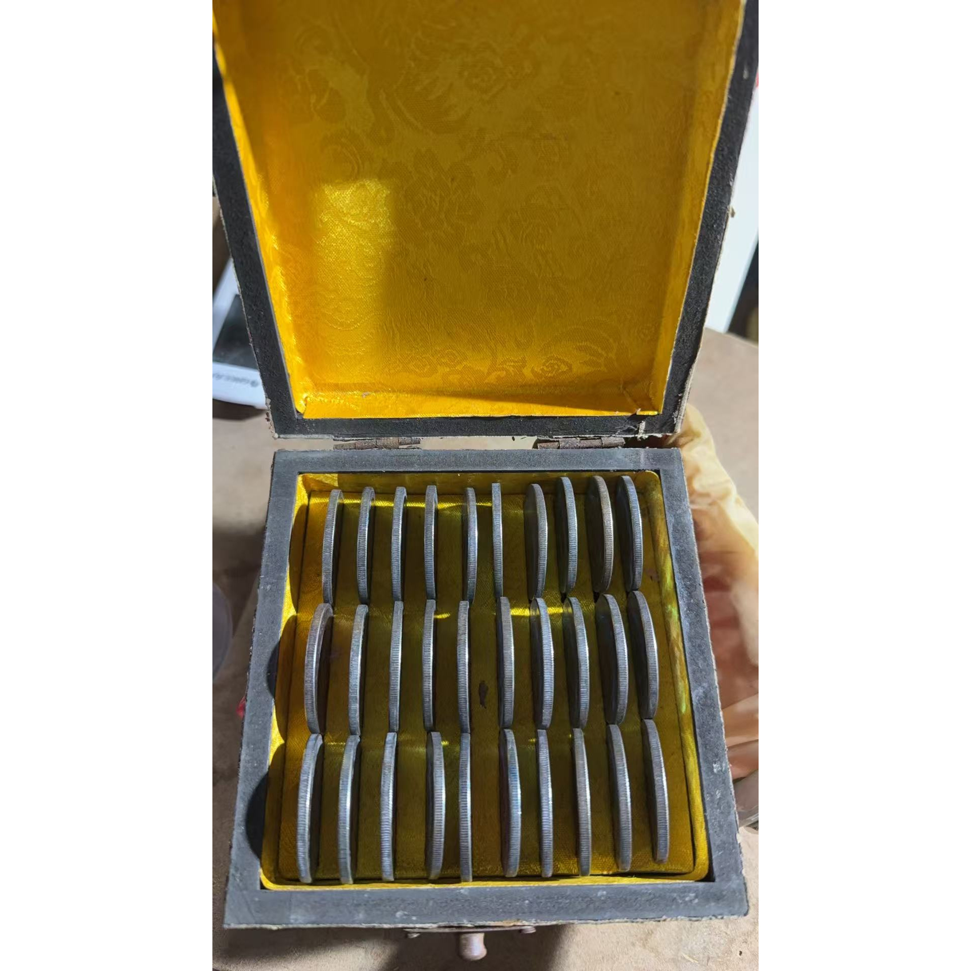 1个开封30彩红色大期小盒子摆件链接