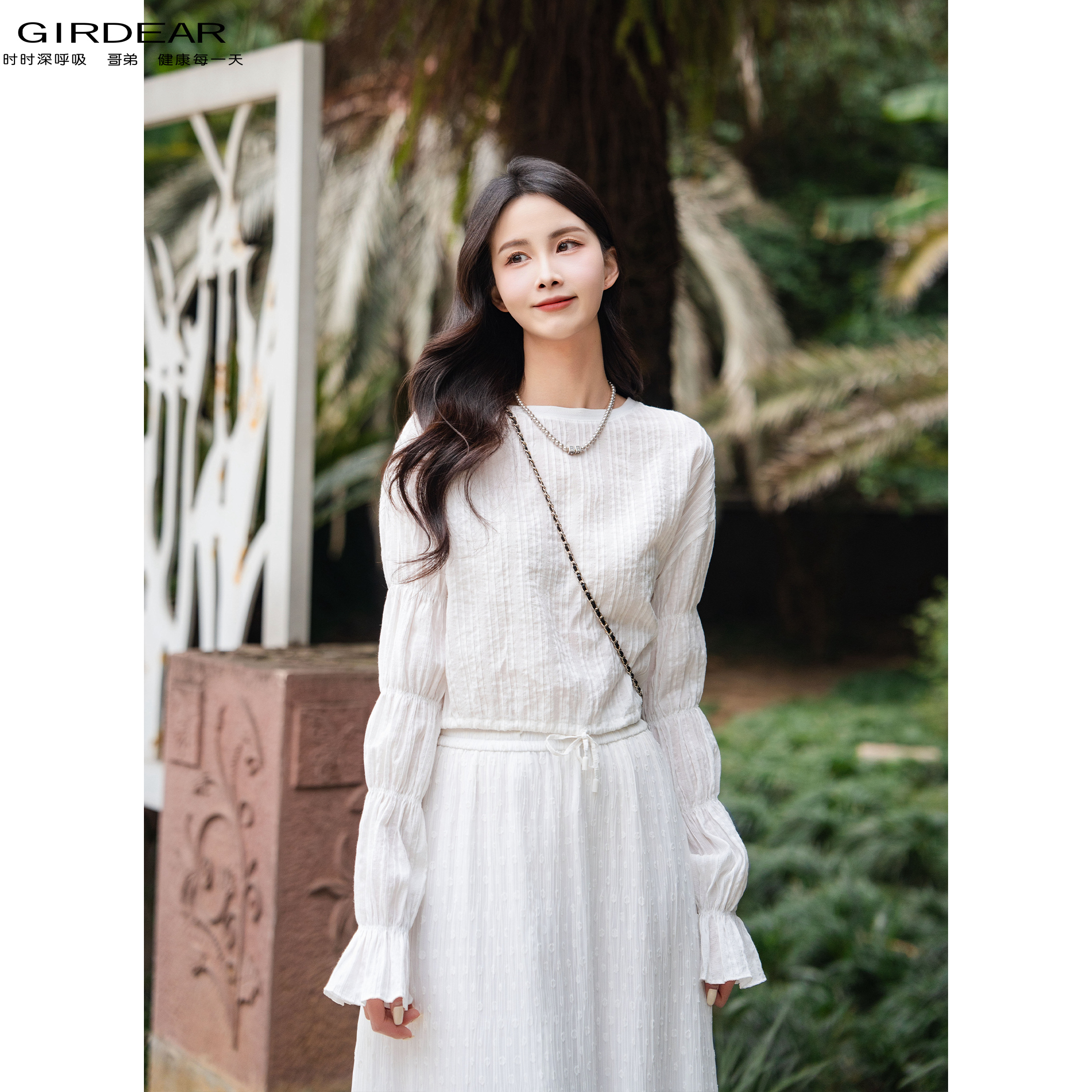 GIRDEAR/哥弟新款时尚法式白色圆领气质造型灯笼袖衬衣女 1300972