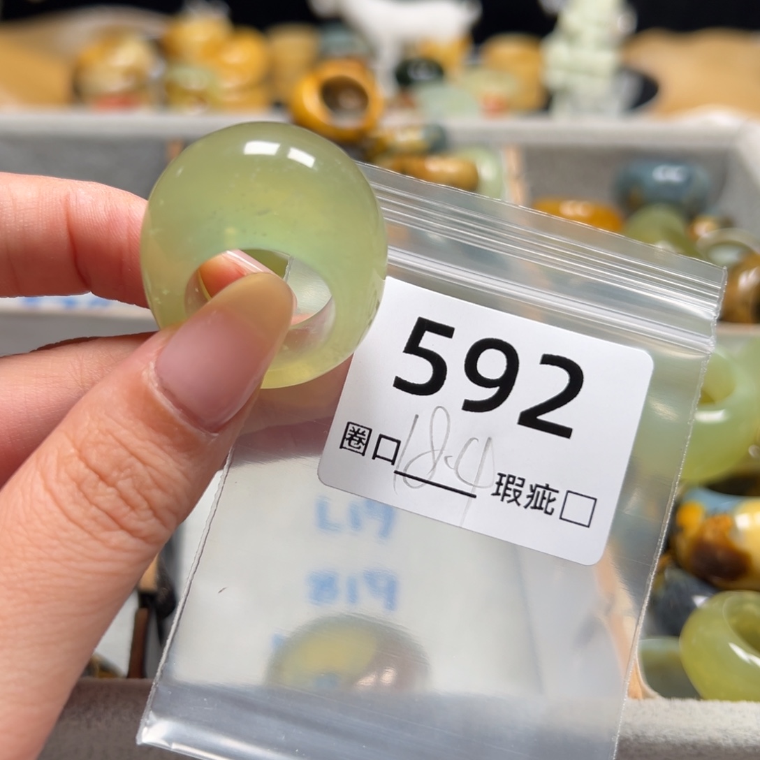 与***我蛇纹石玉未镶嵌戒指
