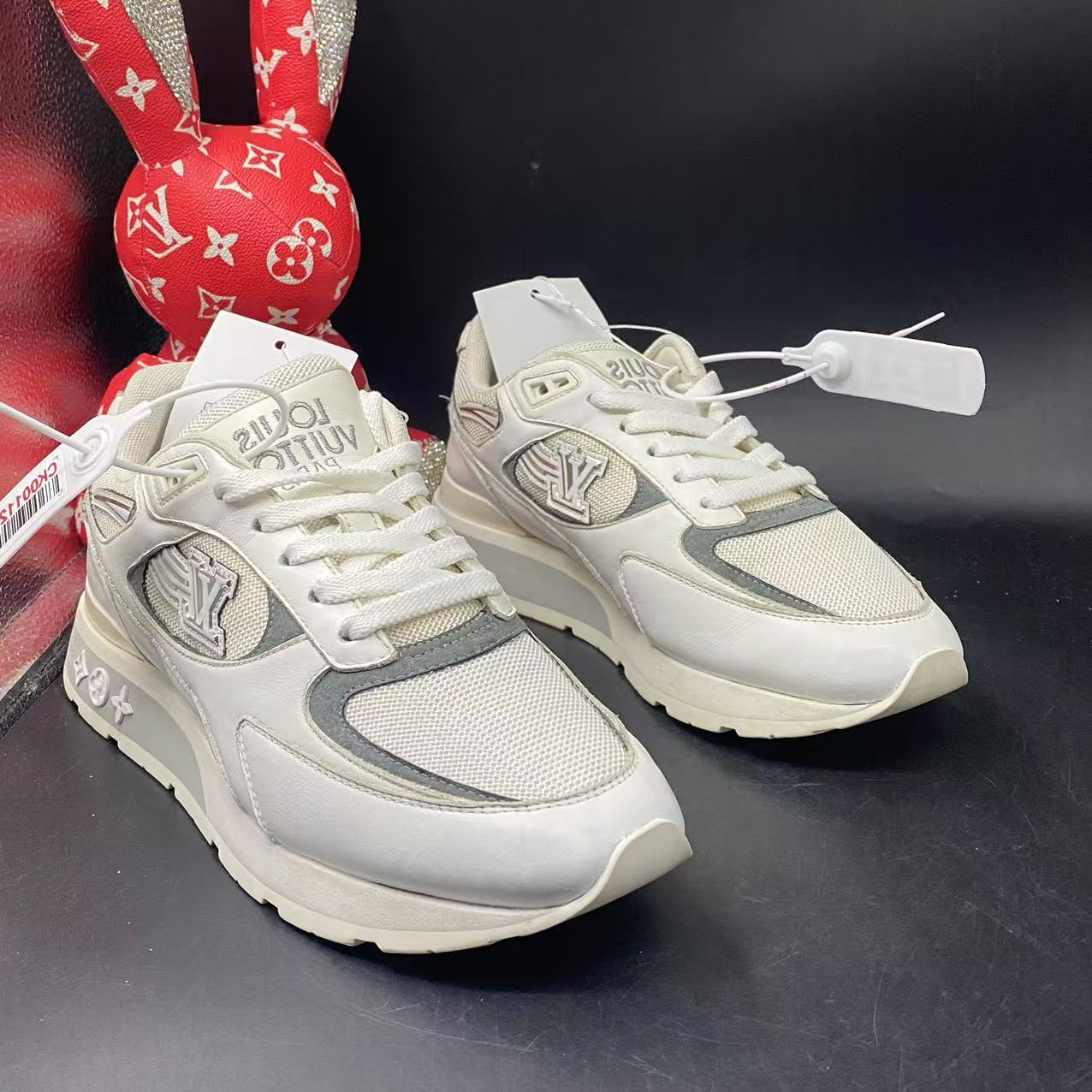 95新 LouisVuitton/路易威登 【聚星优选】白色飞翼运动鞋40码zg426