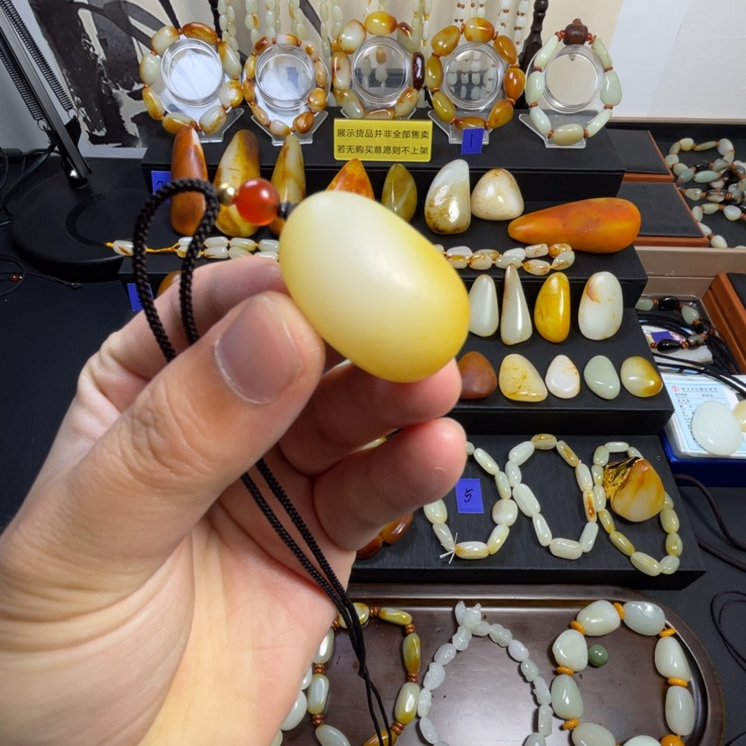 和田玉颈饰未镶嵌