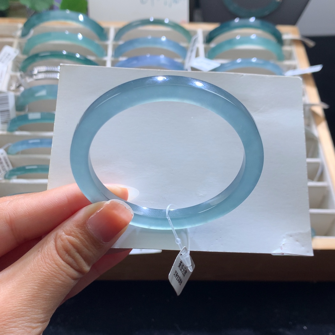 翡翠未镶嵌手镯冰蓝