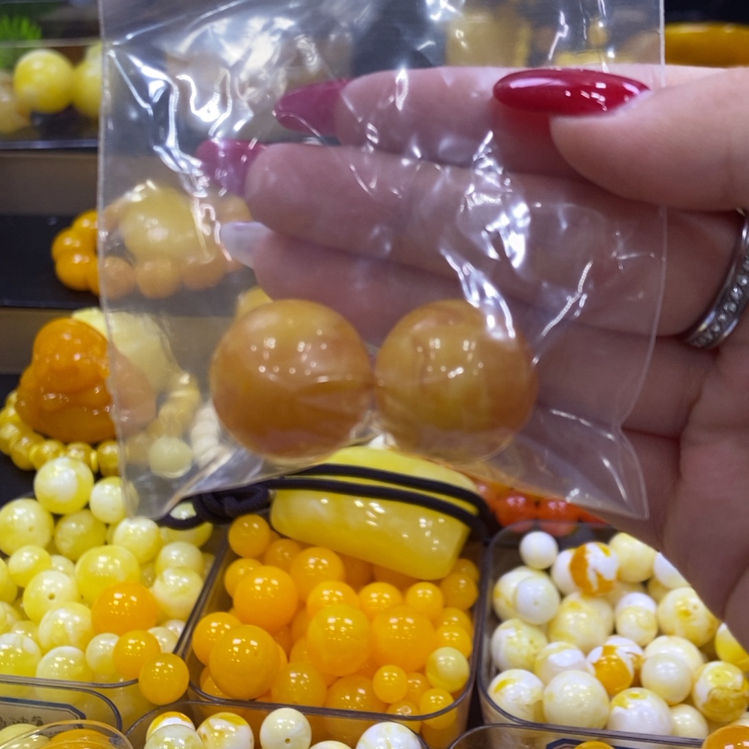 登***转精品圆珠老蜡两颗
