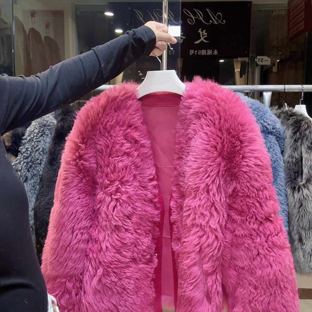 梅粉皮毛一体大衣