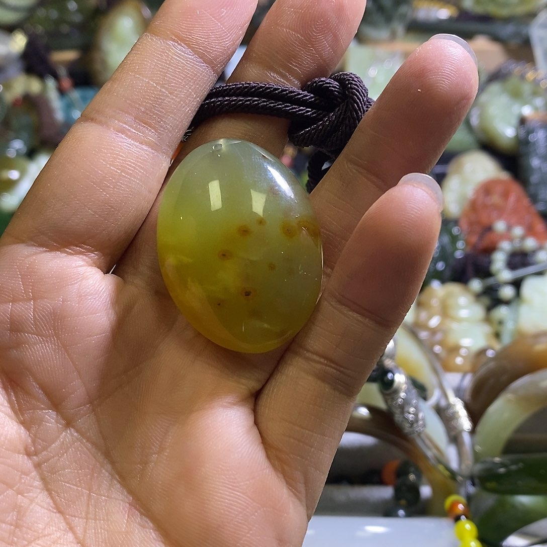 岫玉未镶嵌颈饰一个