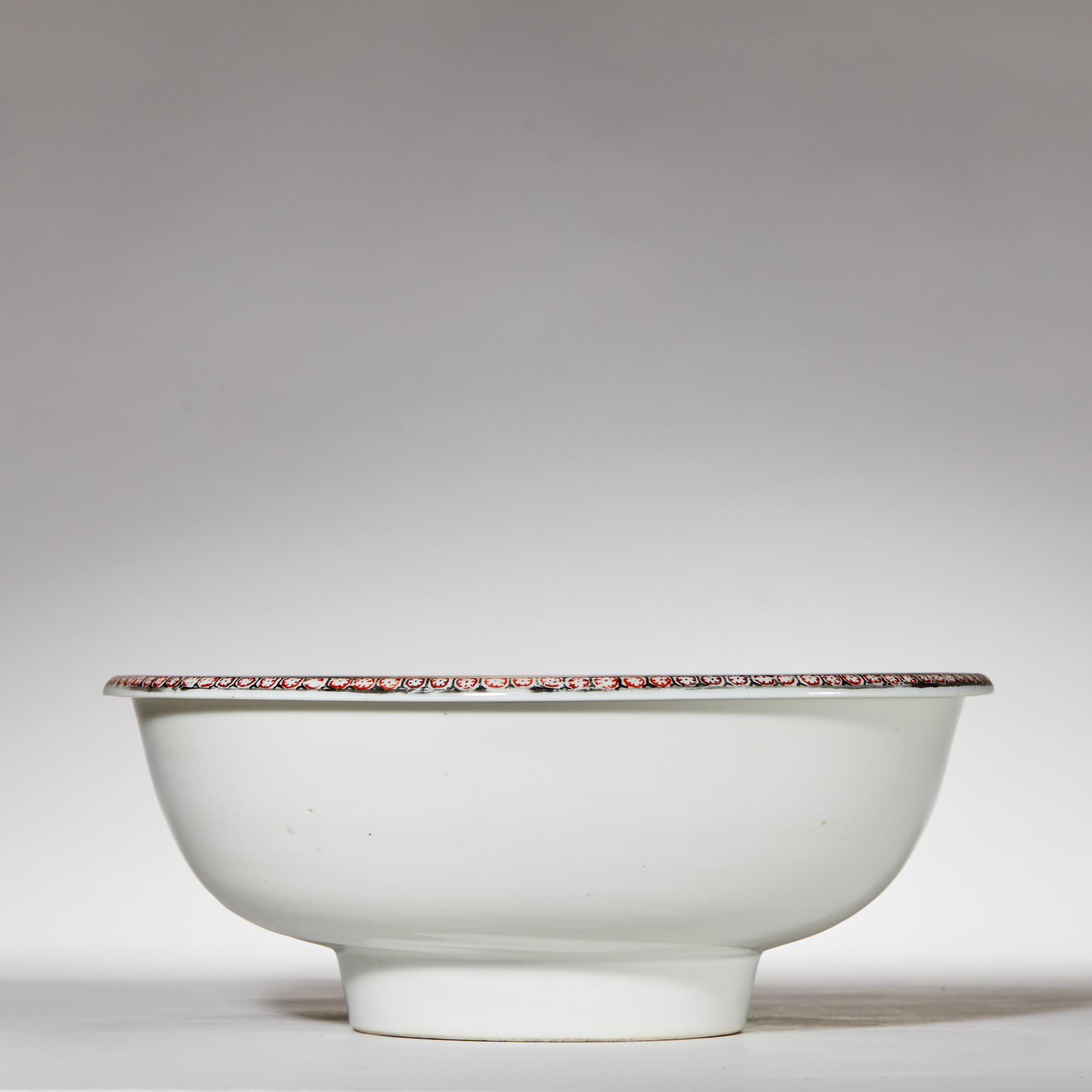 3327清乾隆广彩满大人图潘趣碗【古董拍卖】