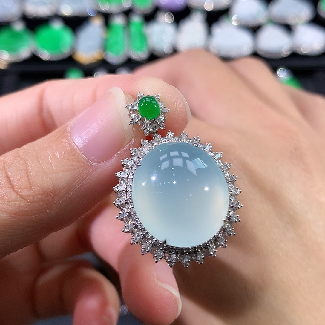 翡翠18K金镶嵌颈饰