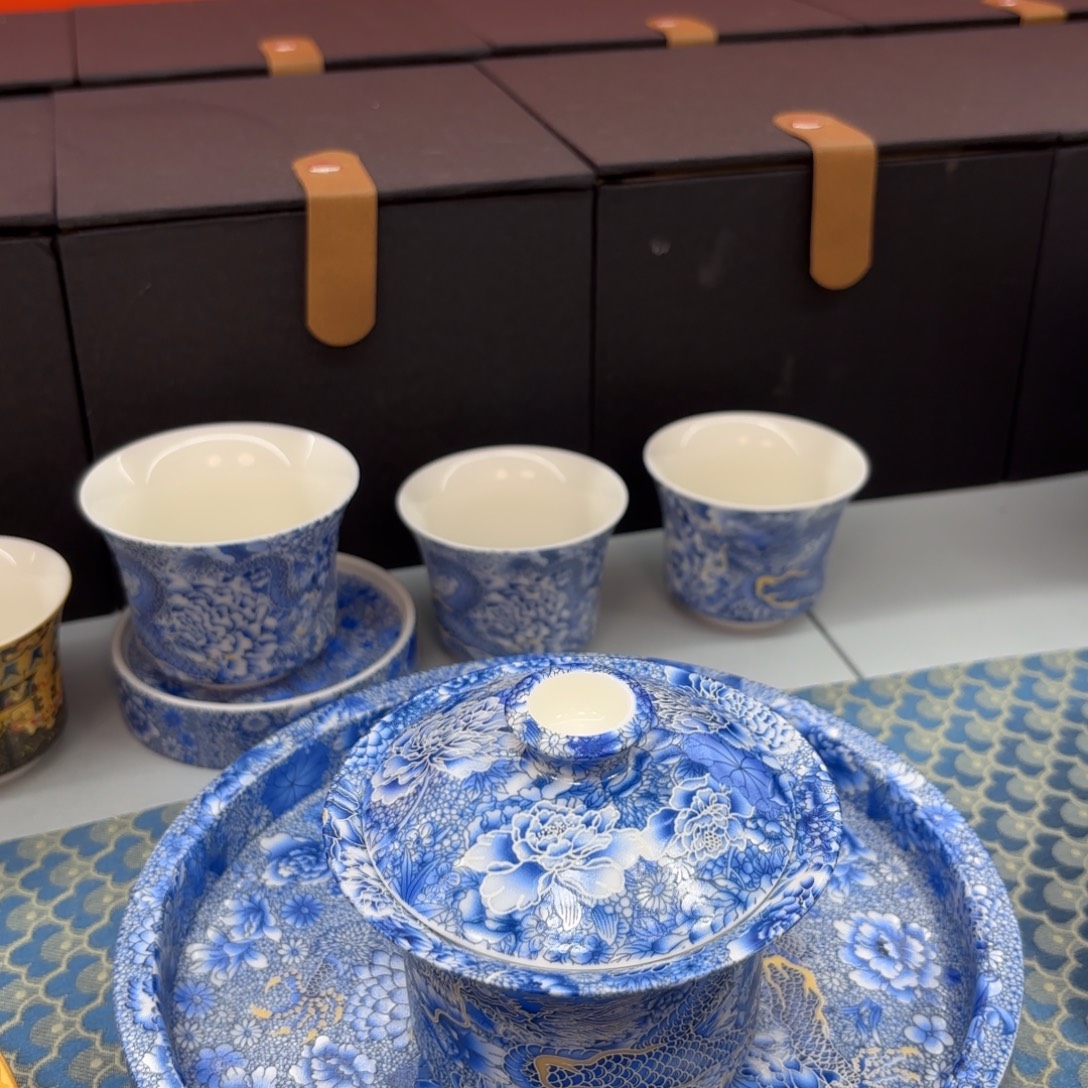 茶具是指由两块金属做成成圆