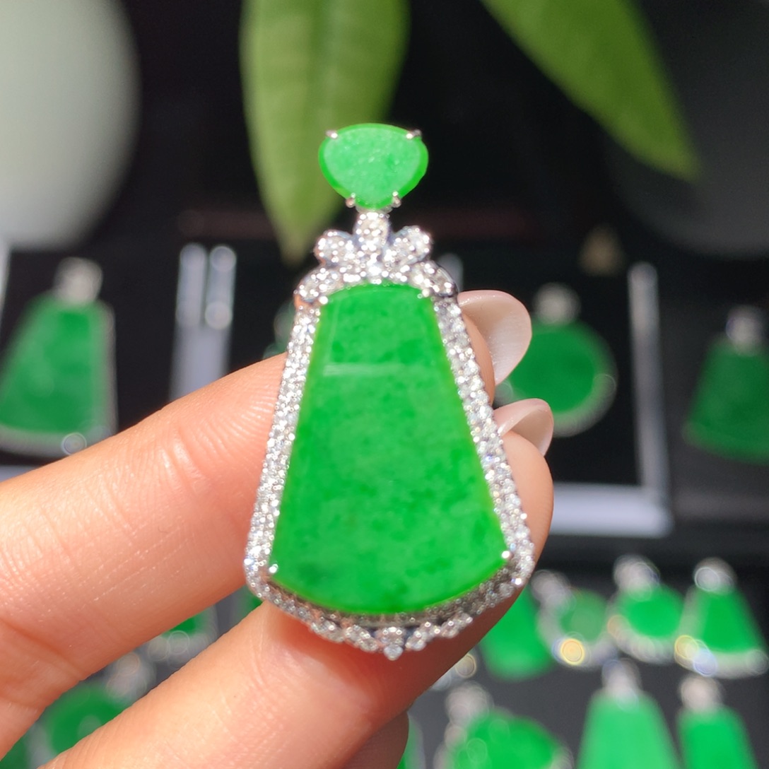 翡翠18K金镶嵌颈饰翡翠