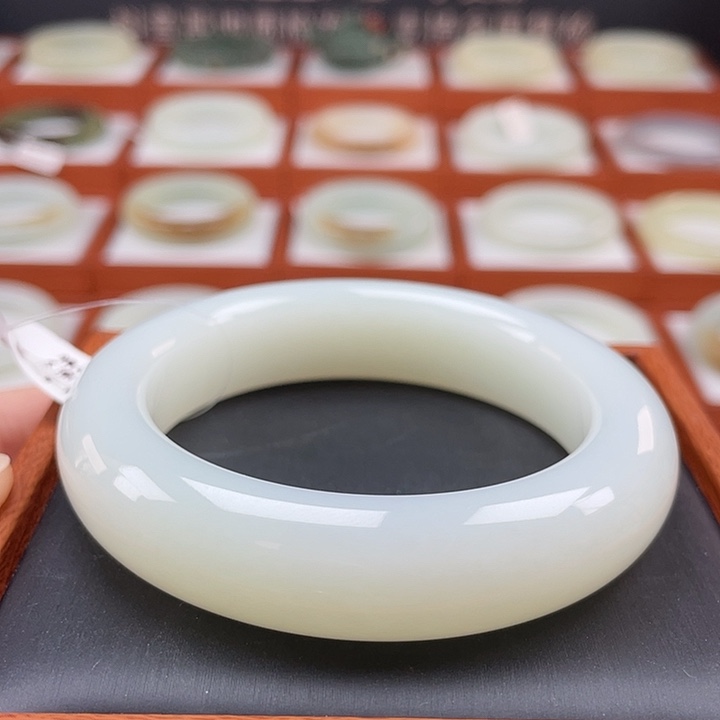 和田玉手镯未镶嵌羊脂级别