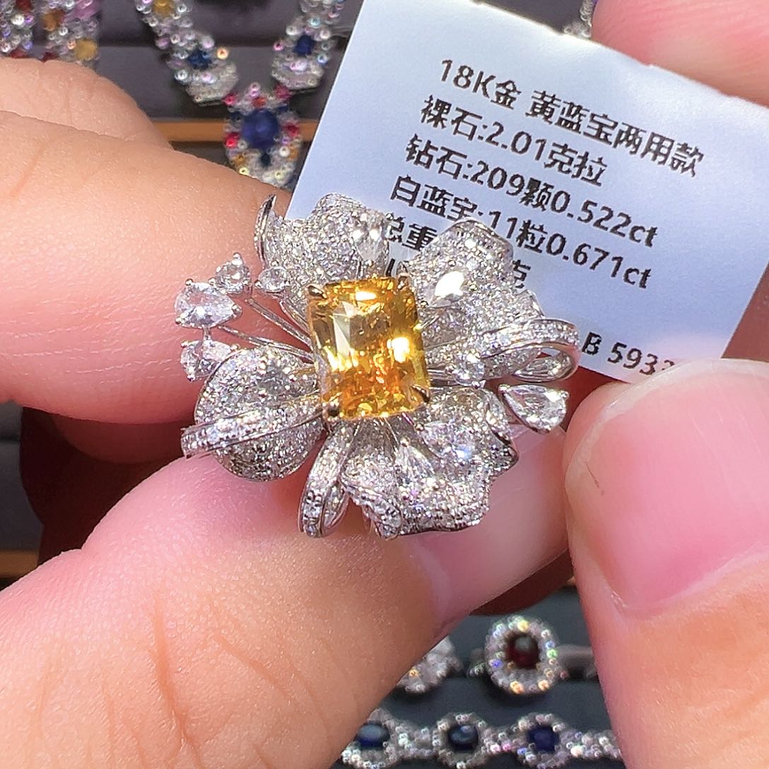 18K金镶嵌彩色蓝宝石戒指