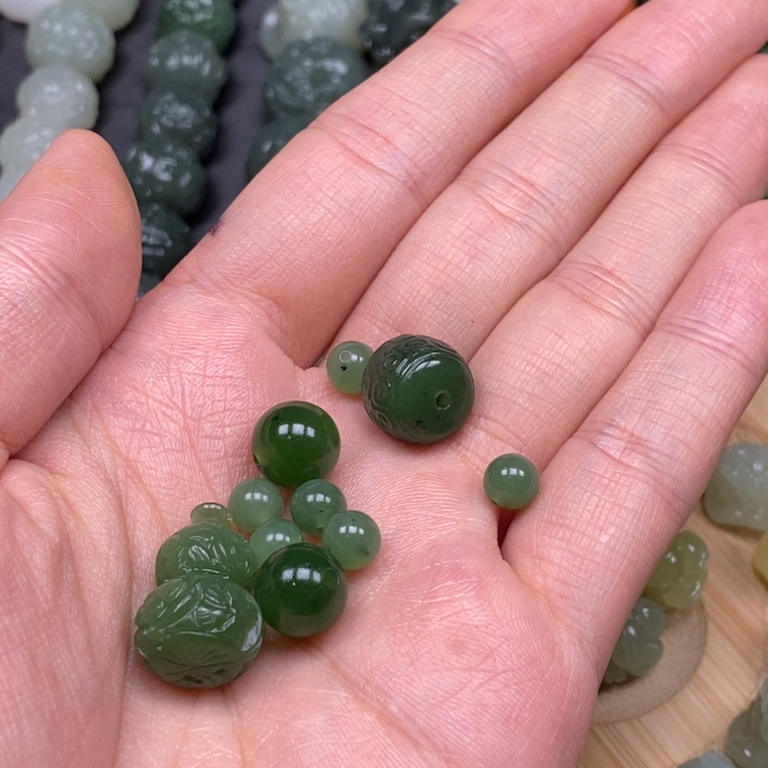 和田玉未镶嵌颈饰虎**闹