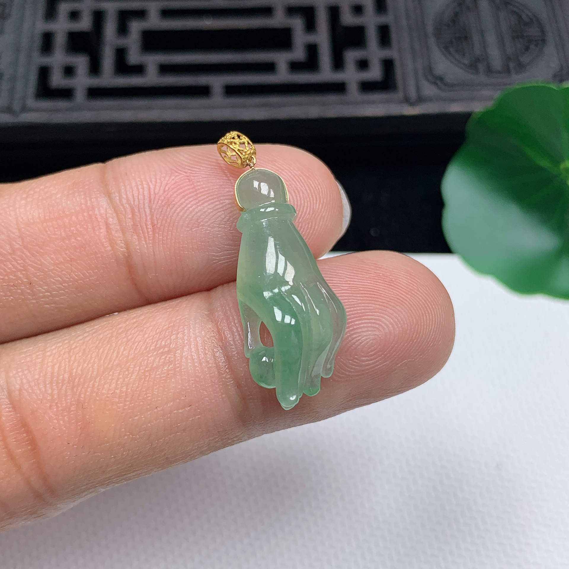 缅甸天然翡翠A货18K金扣精美冰绿掌上明珠吊坠尺寸25.7*11*6.6mm