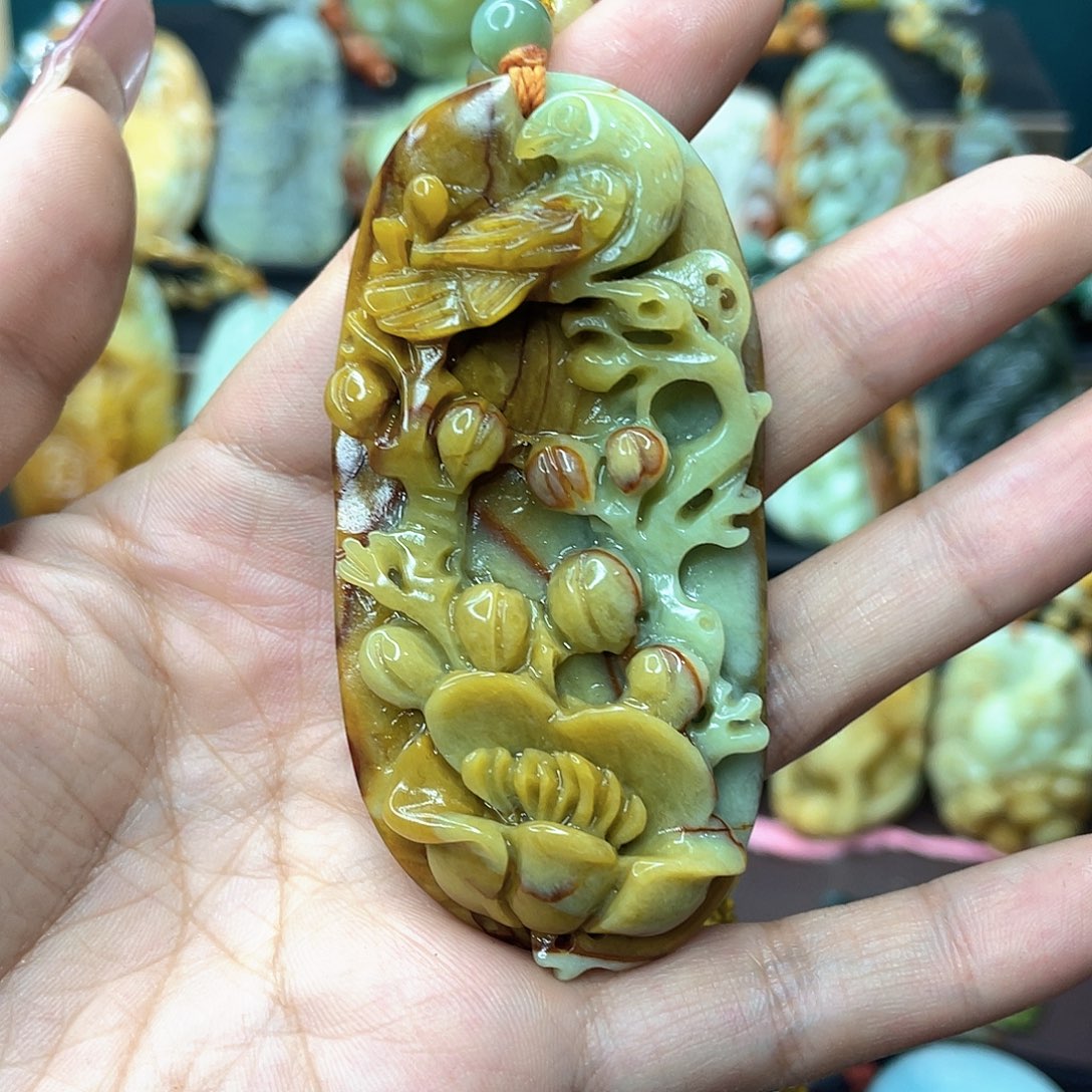 蛇纹石玉颈饰未镶嵌