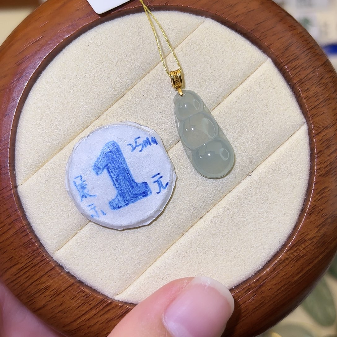 翡翠18K金镶嵌颈饰豆子