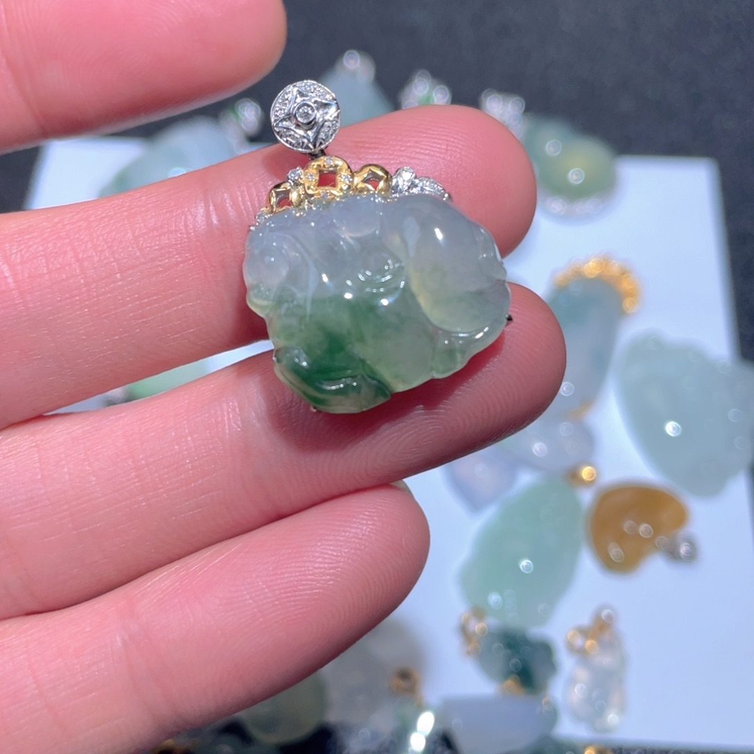 翡翠颈饰18K金镶嵌翡翠