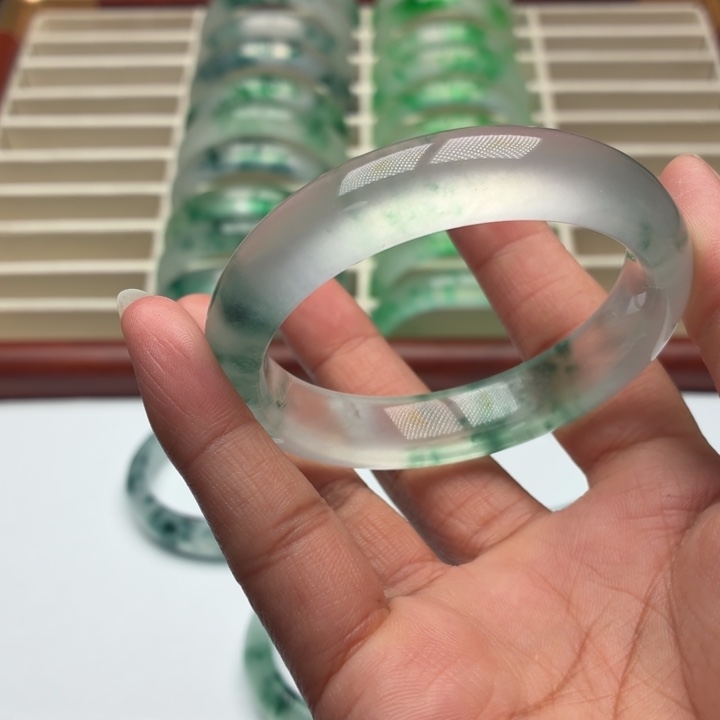 T***s石英质玉未镶嵌手镯