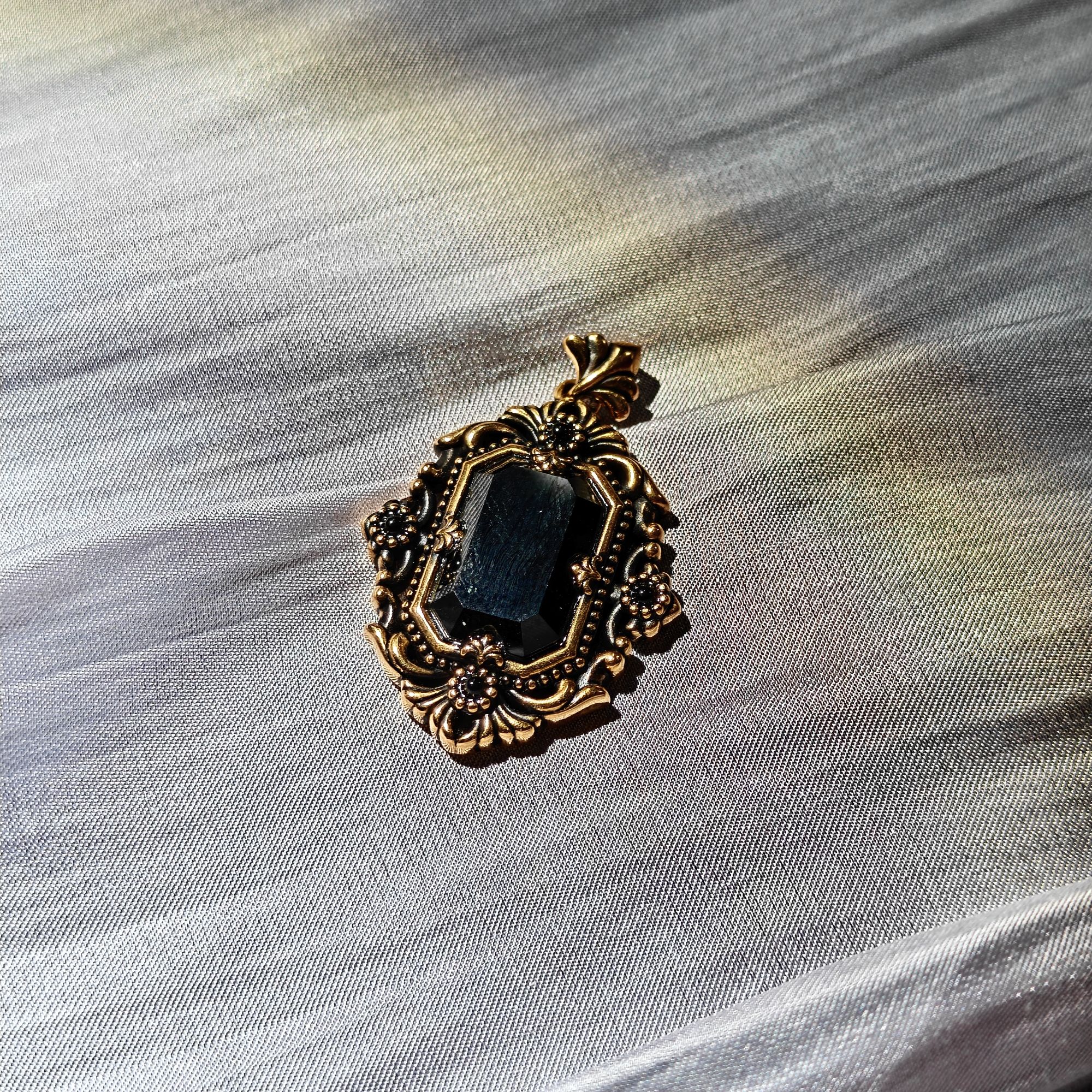 伊芙琳电黑工艺黄金足金复古鸢尾花十字花窗镶嵌简约吊坠