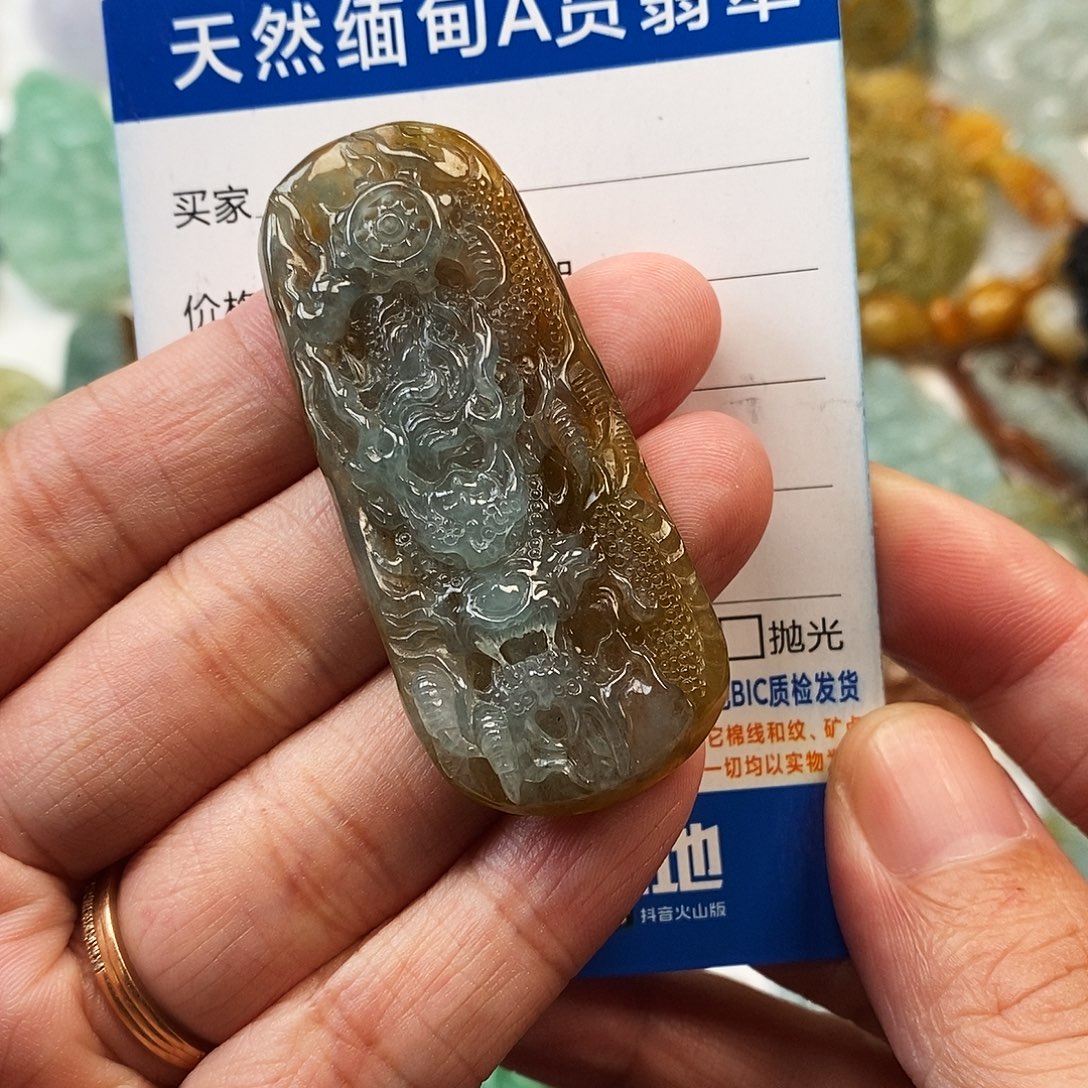 翡翠未镶嵌颈饰龙