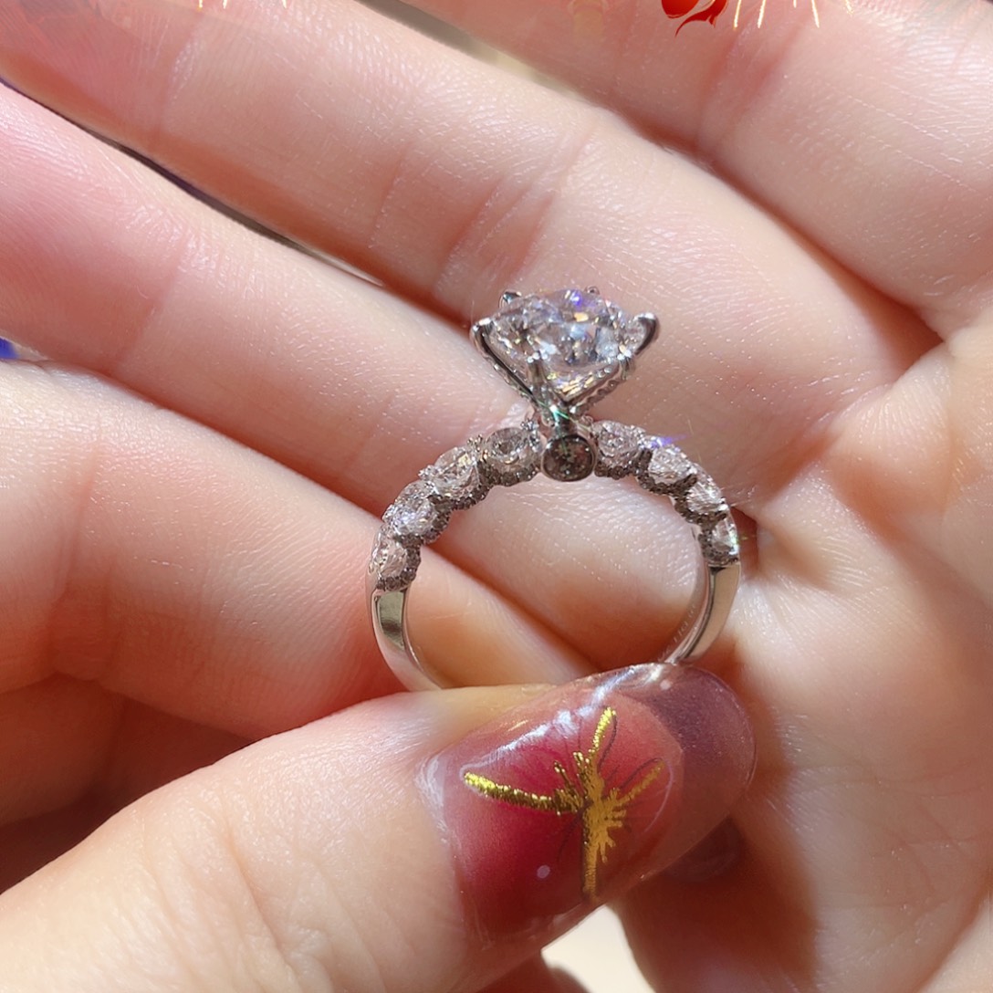 实验室培育钻石18K金镶嵌2.11D/VVS1，15