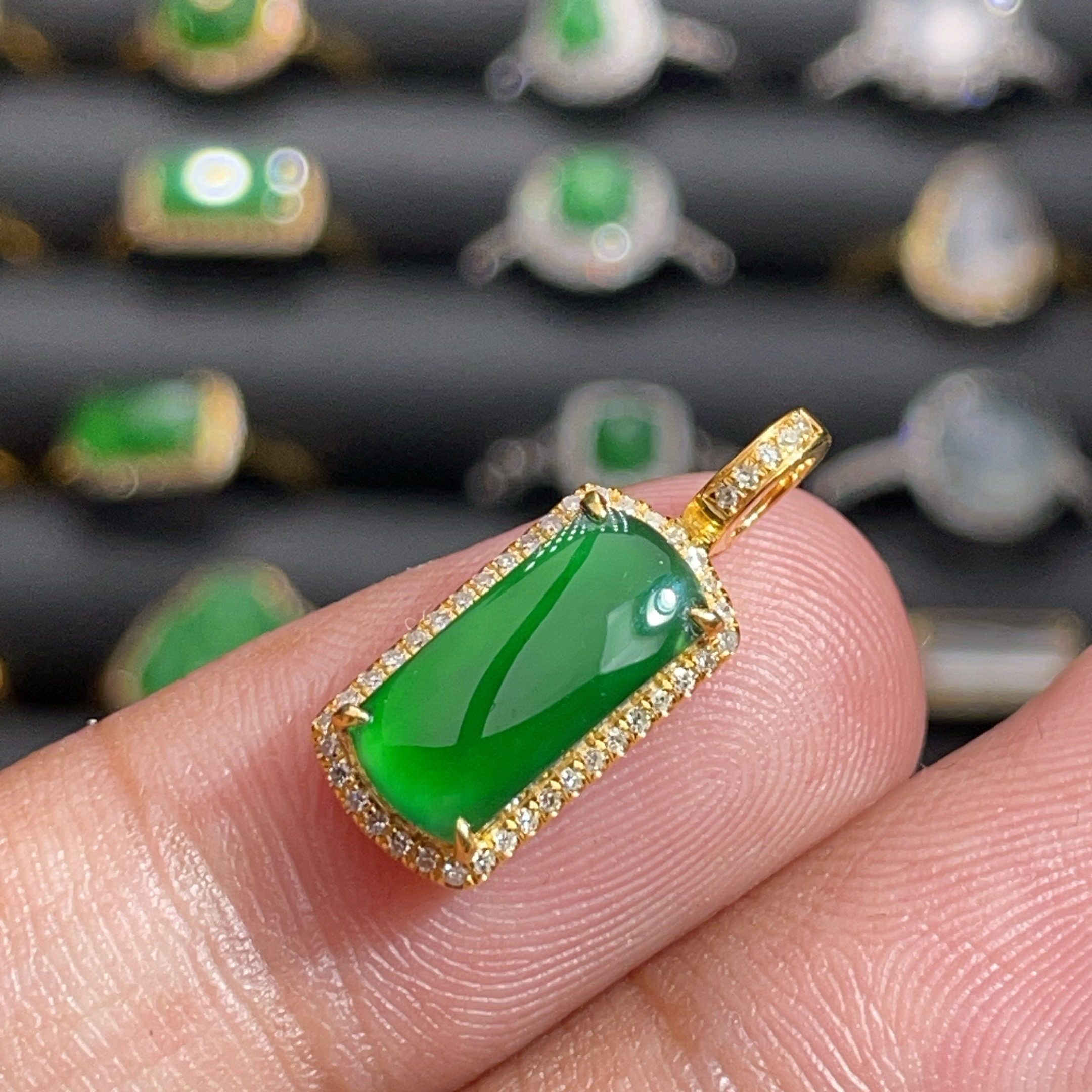 18K金天然翡翠A货-1880满绿马鞍吊坠K黄挂件阳绿镶嵌钻石珠宝玉石