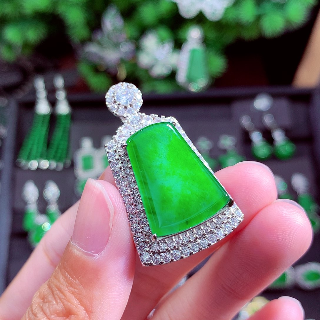 颈饰未镶嵌翡翠天然