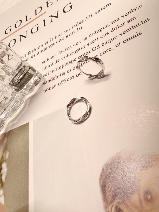 925银合成锆石耳饰 精工时尚百搭莫比乌斯合成锆石银耳饰