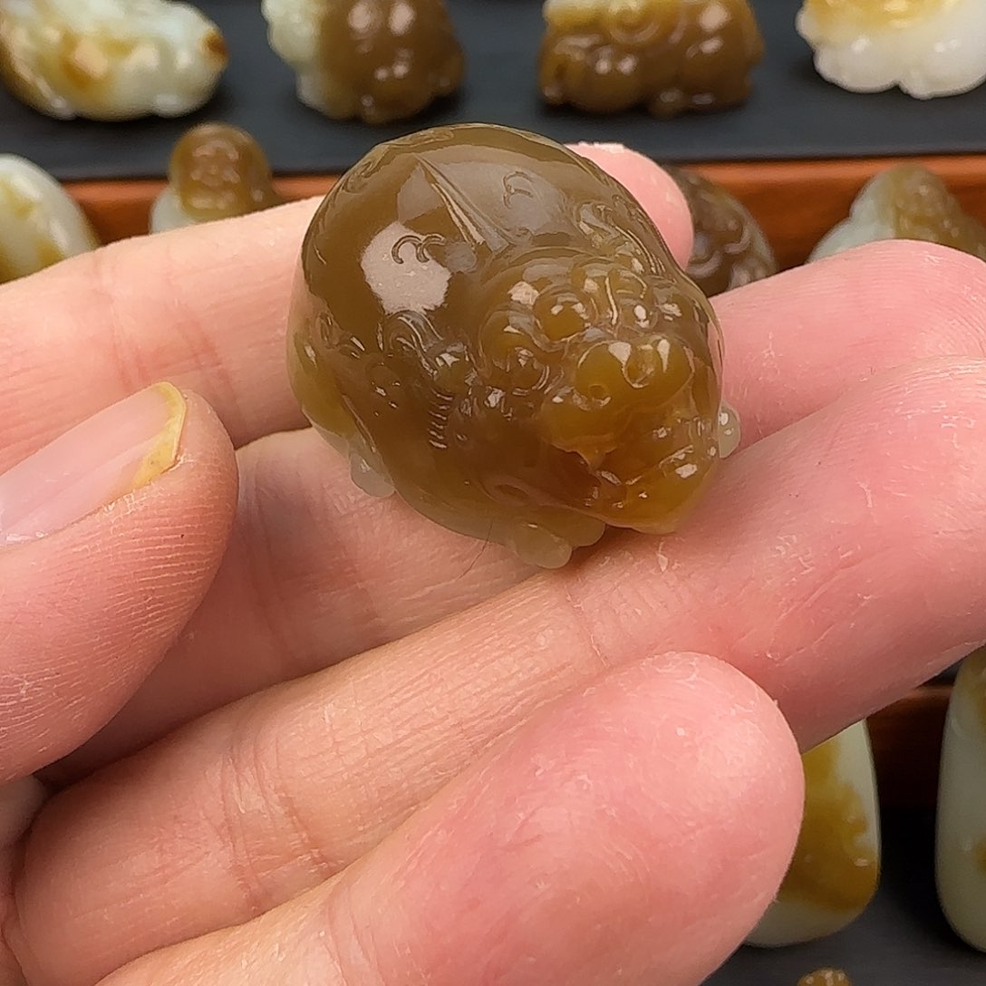 和田玉（糖玉）颈饰未镶嵌快**，