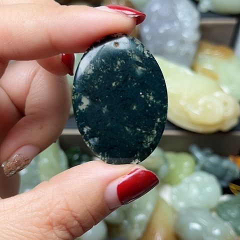 颈饰未镶嵌和田玉龍**人