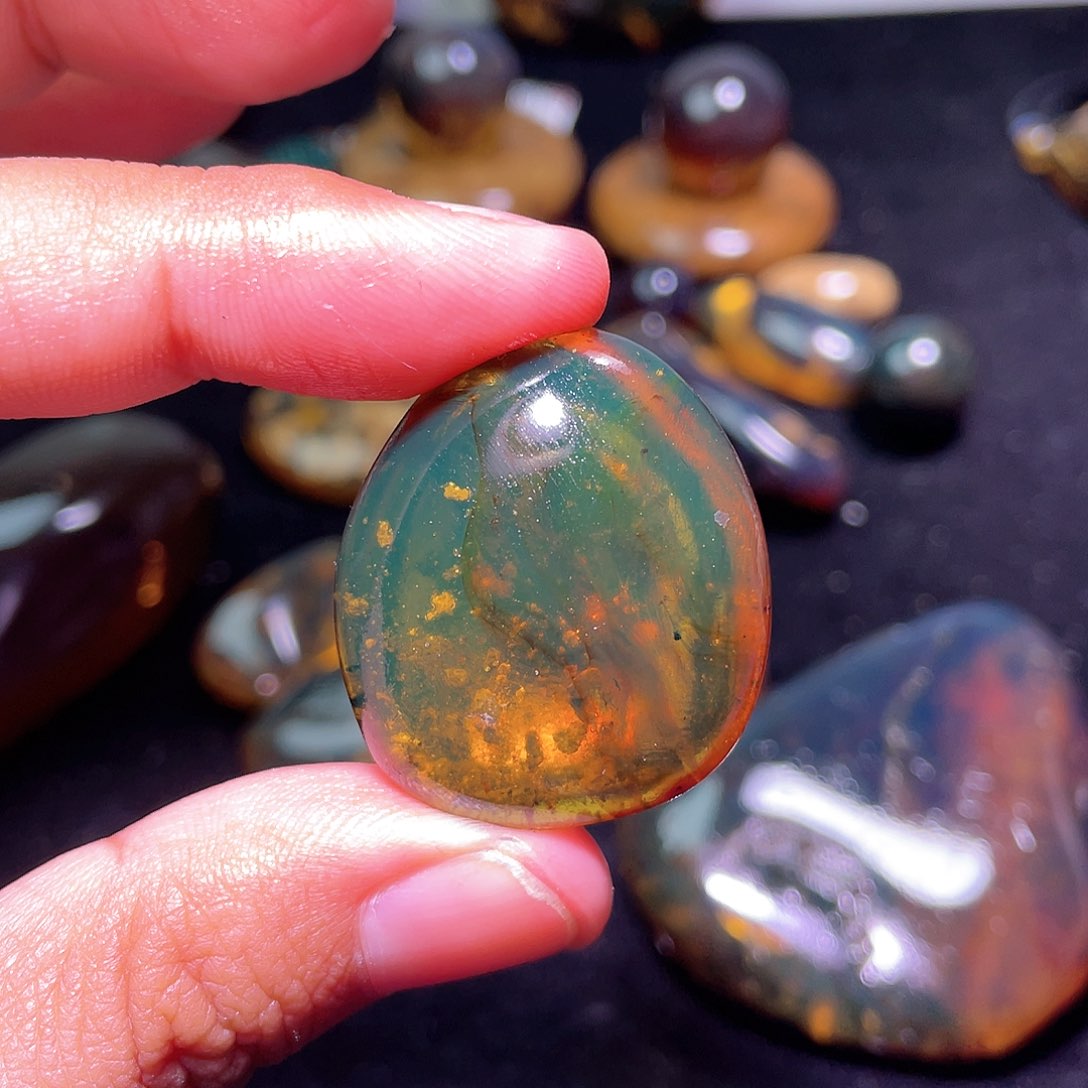 琥珀裸石未镶嵌，