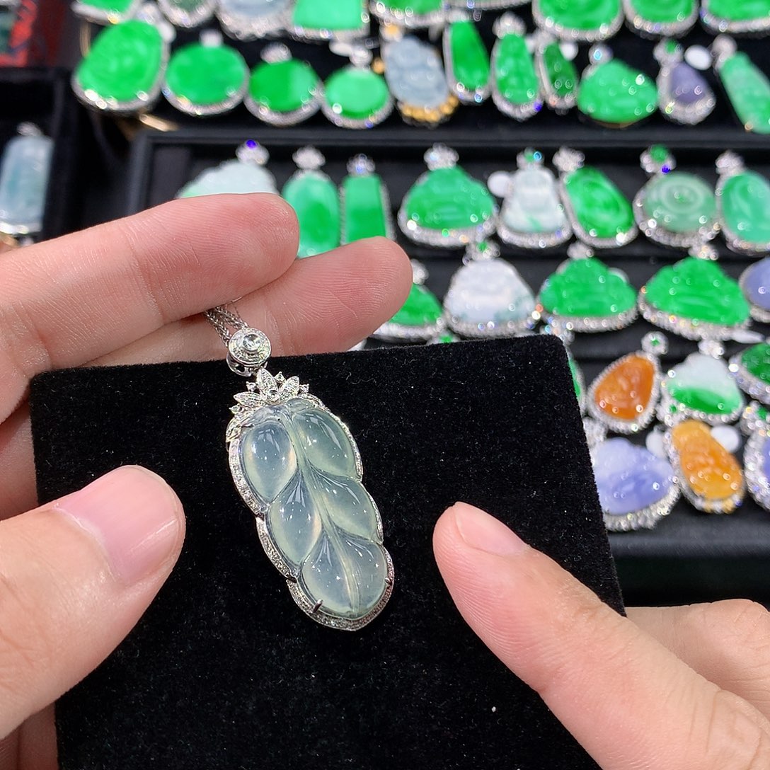 你***好翡翠18K金镶嵌颈饰