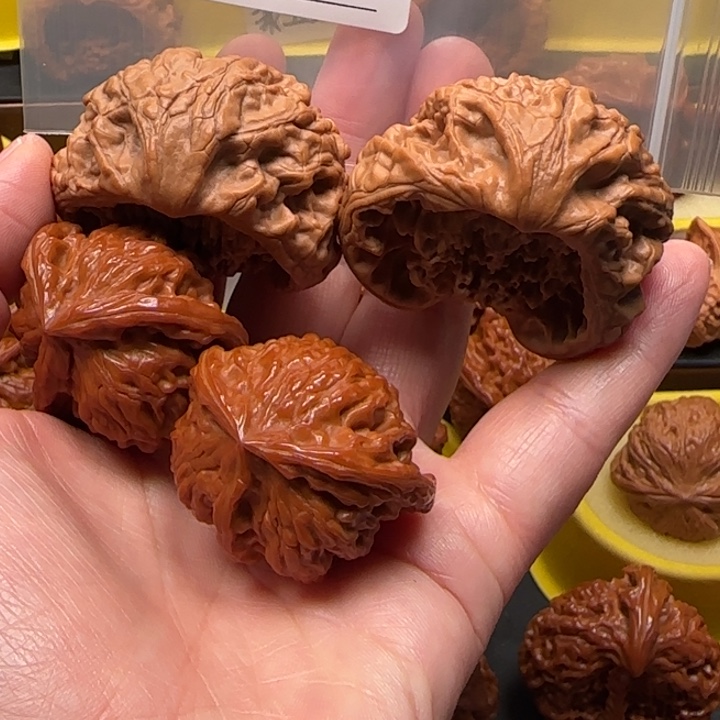 王***东文玩核桃吊坠聚宝盆48三棱