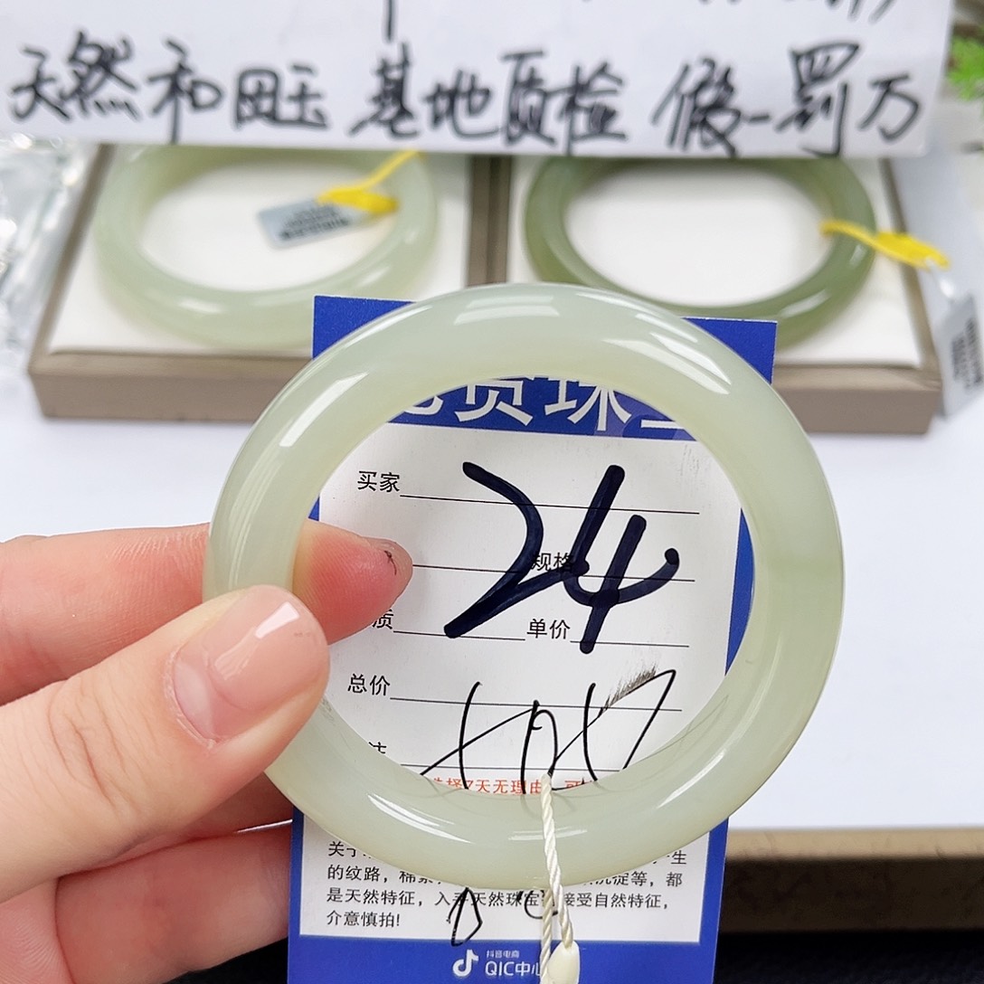 和田玉手镯未镶嵌