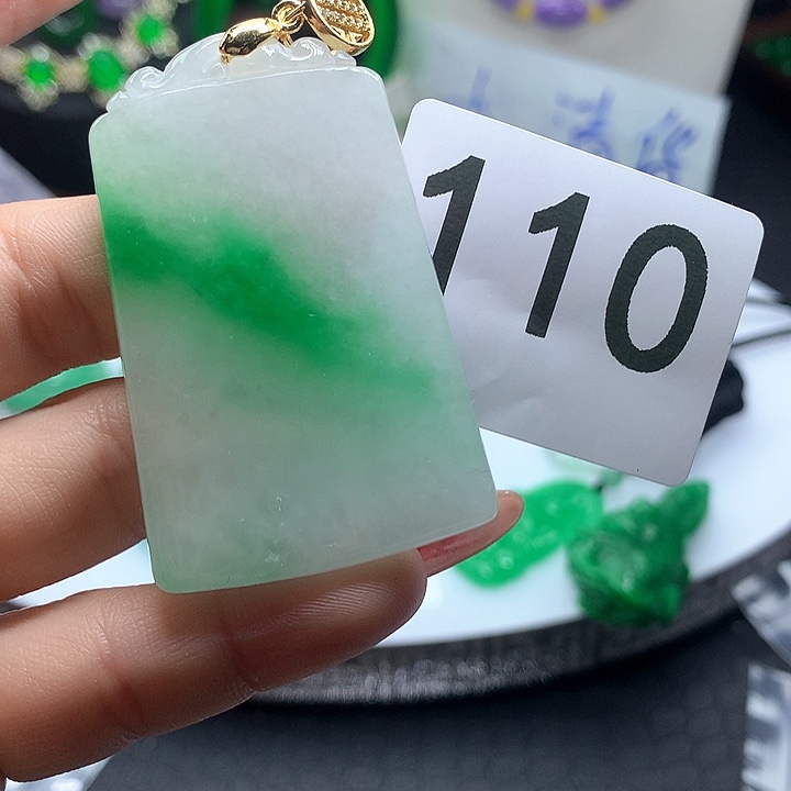 翡翠吊坠(赠链)未镶嵌