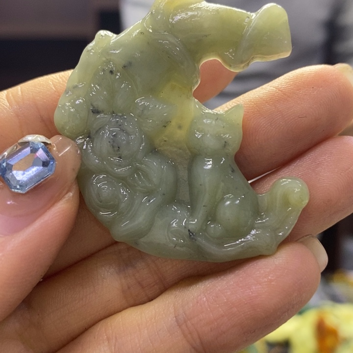 蛇纹石玉未镶嵌颈饰