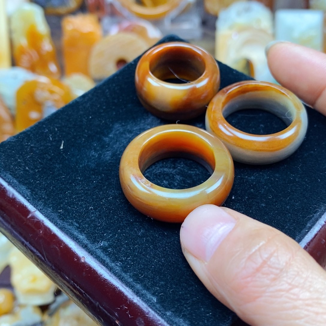 石英质玉（黄龙玉）颈饰未镶嵌