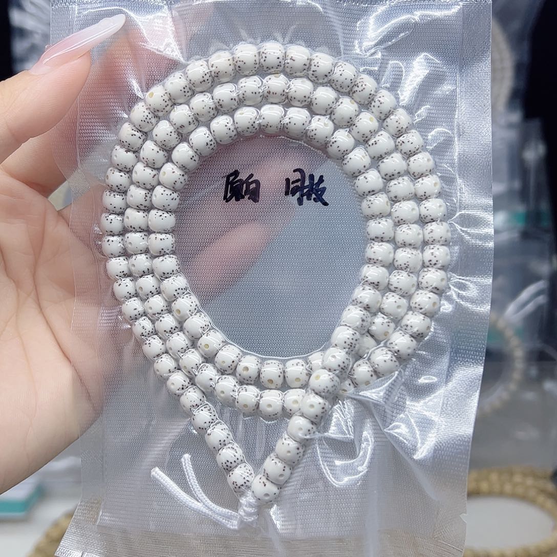 D***椰手串星月菩提原白6.8左右