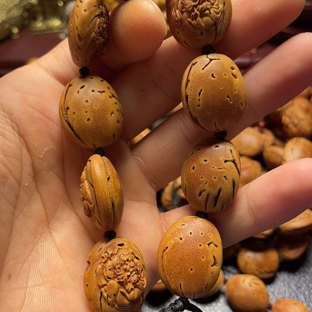 大桃核雕刻瑕疵钟馗