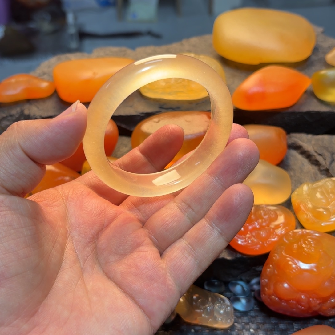 天***a石英岩玉未镶嵌手镯