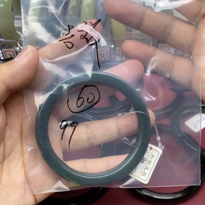 和田玉手镯未镶嵌吉****）