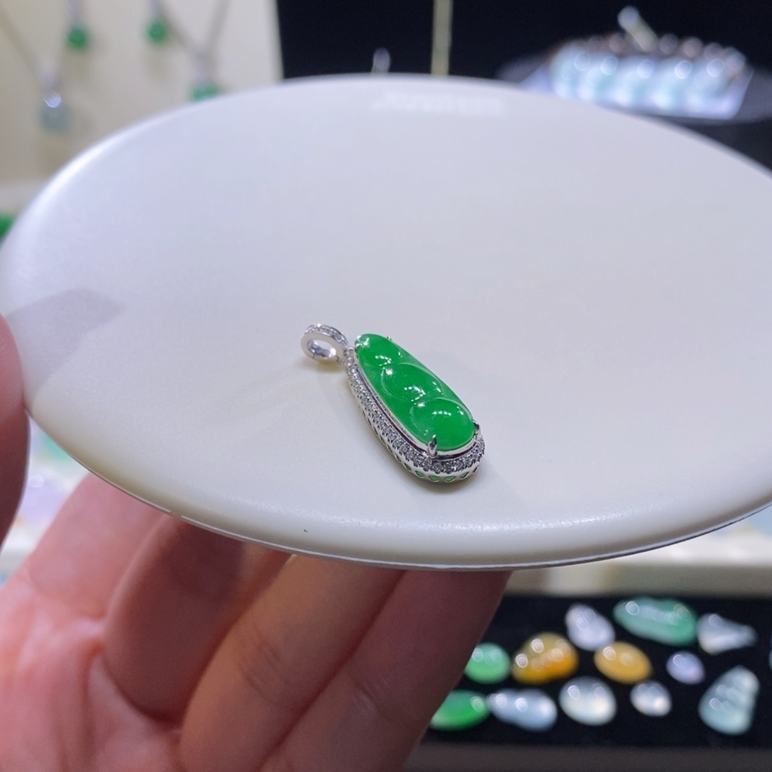 翡翠18K金镶嵌颈饰18K满绿豆子吊坠