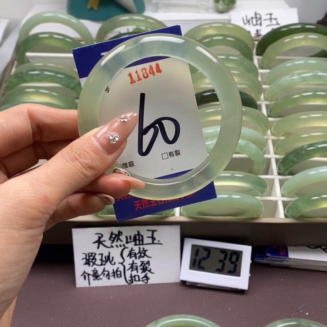 蛇纹石玉手镯未镶嵌