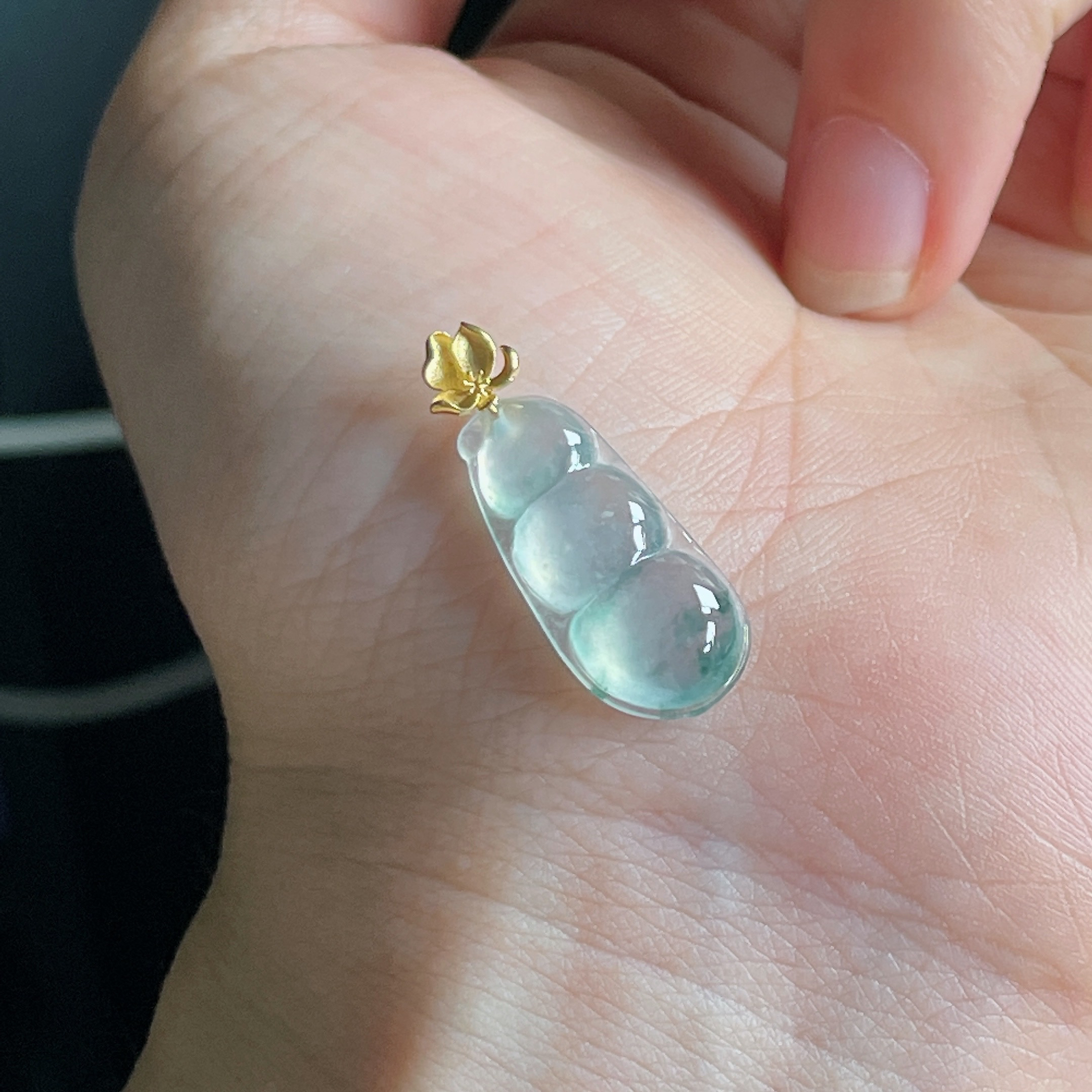 天然缅甸翡翠A货18k金豆子吊坠，尺寸24.7*20.3*9.3*4