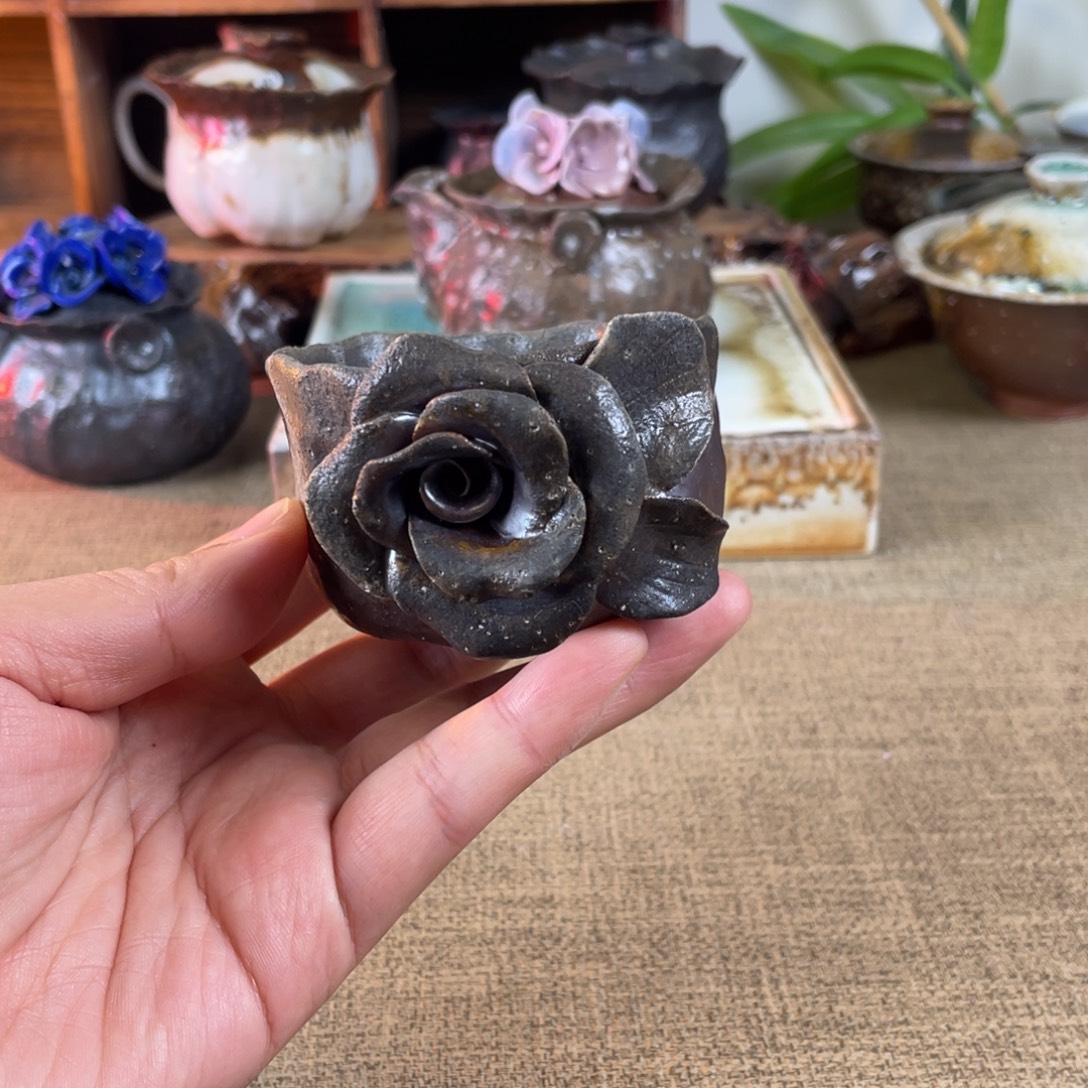 玫瑰手捏杯。       柴烧