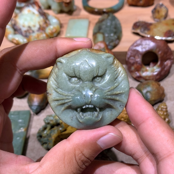 未镶嵌岫岩河磨玉（透闪石质玉）把件